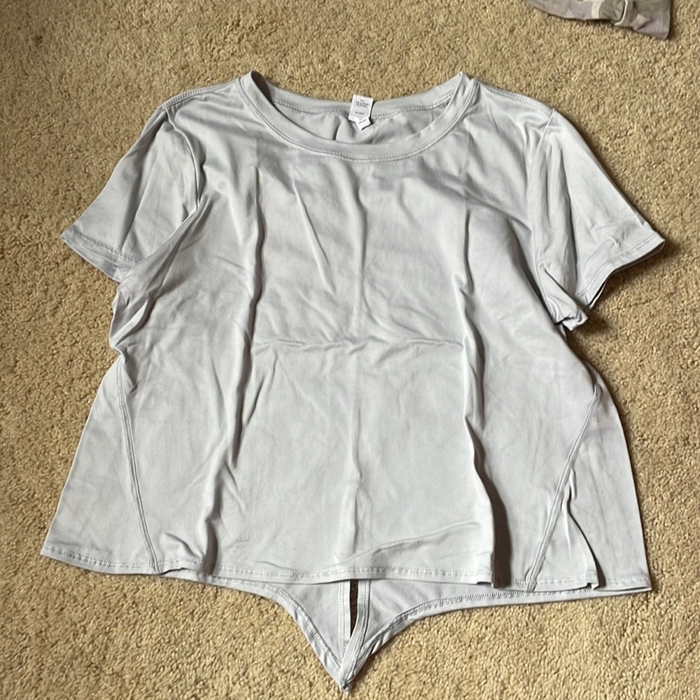 Grey athletic feeling shirt with tie in the back